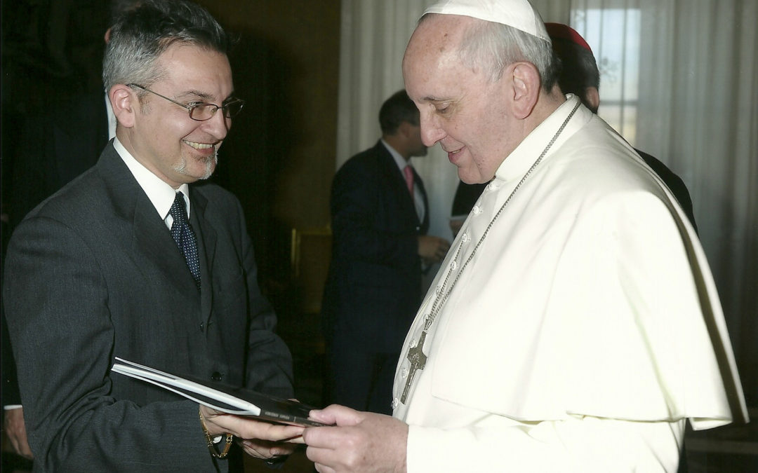 Donato a Papa Francesco il catalogo della mostra fotografica sulla devozione di Padre Pio a San Michele Arcangelo