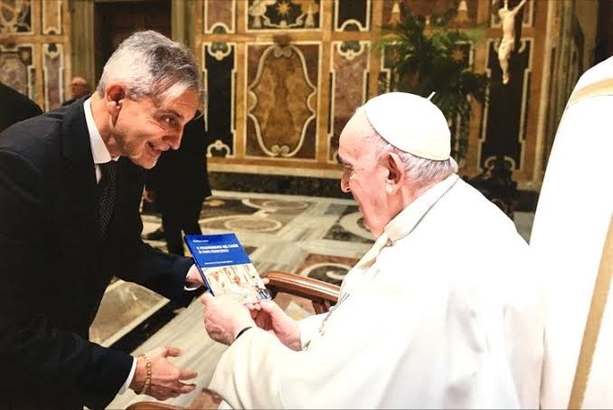 Donato al Santo Padre il nostro libro “Il volontariato nel cuore di Papa Francesco”